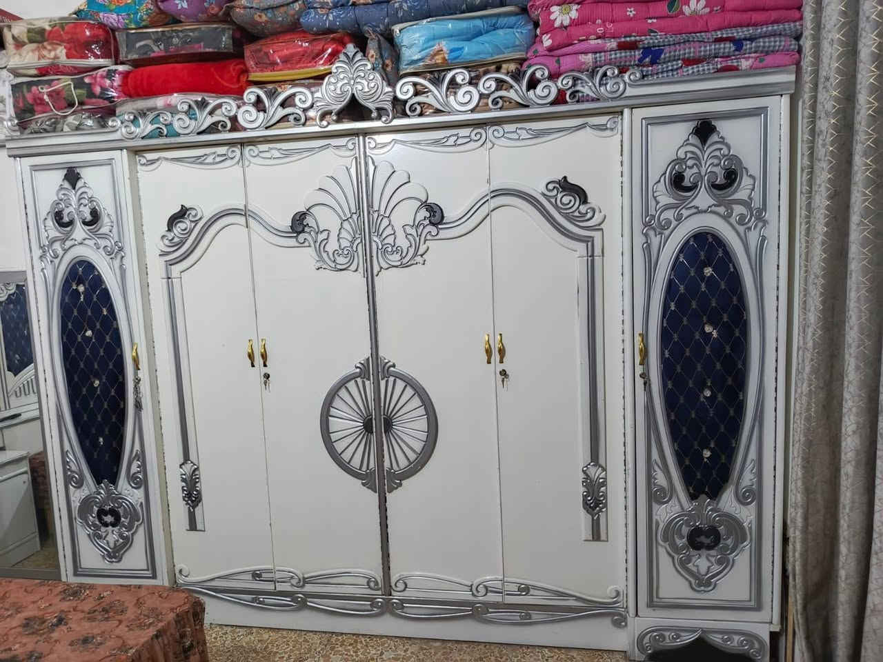 السلام عليكم غرفة عراقية مستعملة نضيفة بيها اضرار بسيطه موضحة بالصورة بدون اي كسر السعر ٦٥٠ وبيها مجال عنواني بغداد الشعلة جكوك ممتواجد خاص اتصل فقط ***********
