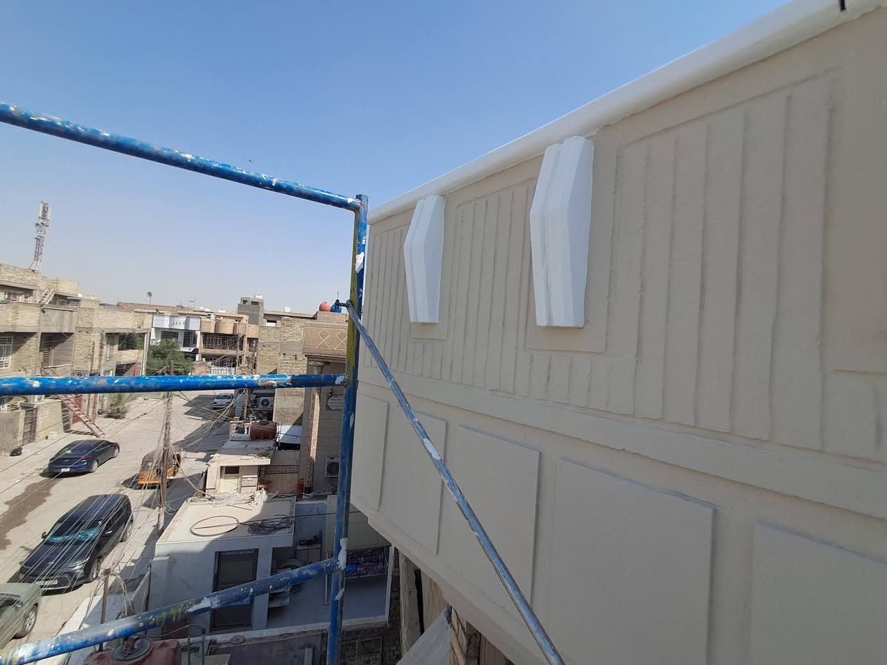 السلام عليكم خلفه صبغ وطلس وتصليح صبغ واجهيات صبغ حديد كافع انواع الاصباغ معالجه رطوبه تصليح الرطوبه والاملاح جلي واجهيات  صبغ داخلي طلس جبس بورد متفرق للعمل اطلع بيوميه من بغداد ***********
