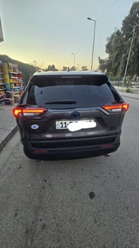 تويوتا راف 4 هايبرد 2023 لون رصاصي فيلي رقم بغداد بأسمي ماشية 21 الف ،...