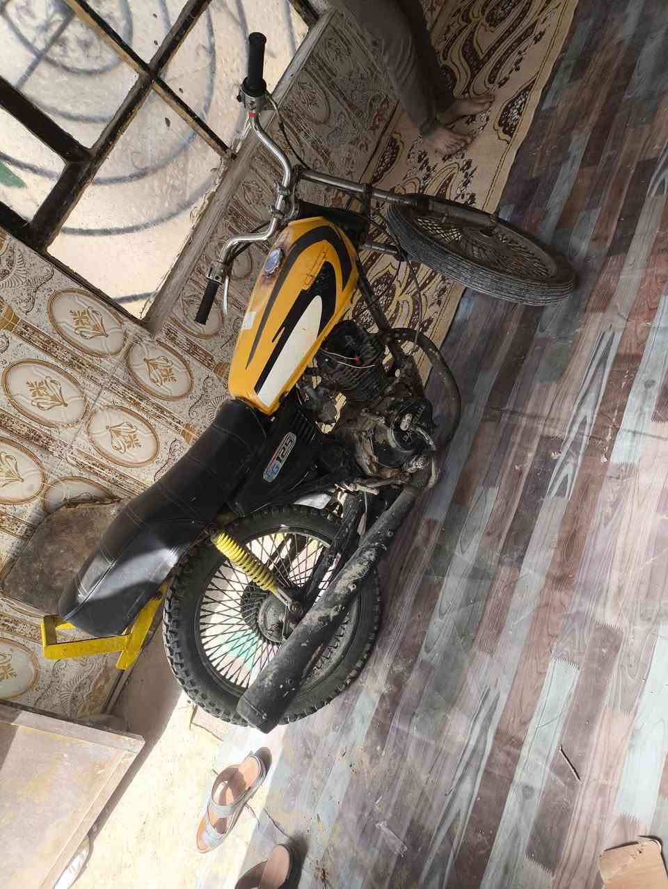 دراجه لبيع السعر 200وبيها مجال شقاله على الشرط المكينه فوول ما مفتوحه تجي تفحص العنوان الدوانيه السدير حي الزهراء الرقم/***********
