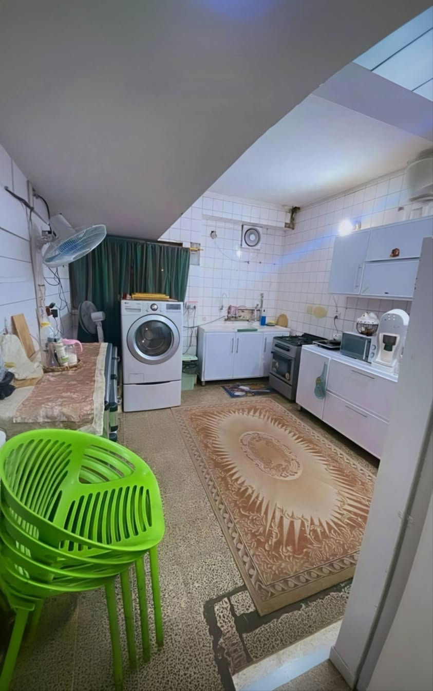 مساحة 132متر طابو صرف 
الشقة اخت الديلوكس
صايرة بالعمارات الي مقابيل مستشفى التركي مجاور جسر الطهمازية
عمارة 9 شقة6 طابق الثالث 
بيها موجر ينطي شهريا350  المشتري يريد يبقي يريد ينطي مهلة ويطلع
سعرها 90 مليون غير قابل للتفاوض
⸻

📞 للتواصل والاستفسار:
***********

🔗 روابط الصفحات:
✨ واتساب:
wa.me/9647803663401

✨ فيسبوك:
https://www.facebook.com/profile.php?id=61558774834157&mibextid=LQQJ4d

✨ انستكرام:
https://www.instagram.com/ameer.witwit24?igsh=anh5eHY1Zjl0Zm42

🌐 مواقع التواصل – أمير وتوت للاستثمار العقاري
