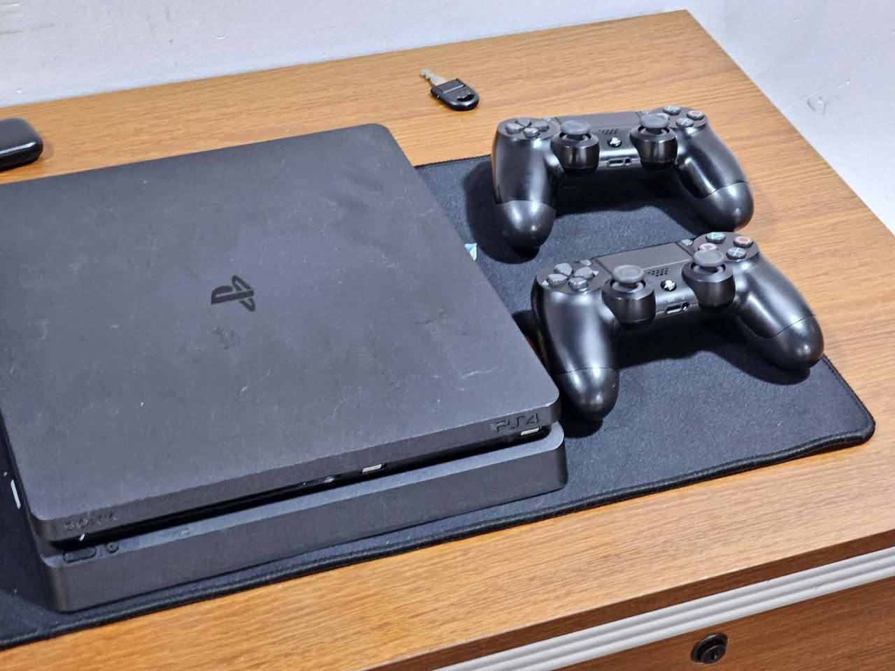 سوني فور مهكر نضام 11 قرص بيه العاب بيس و gta بيها فيراري ثنين وزومبي ما مفتوح برغي بيه جهاز باله يخبل مستخدم شهر مابيع غير جلخ واحد السعر 260 قفل قفل قفل لادور بيه ربع يددتين ***********
