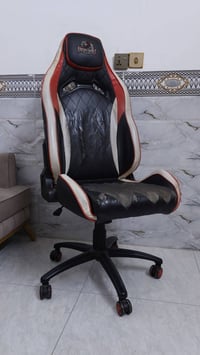 كرسي كيمنك • مستعمل سنة • دوشمة مخرمشة