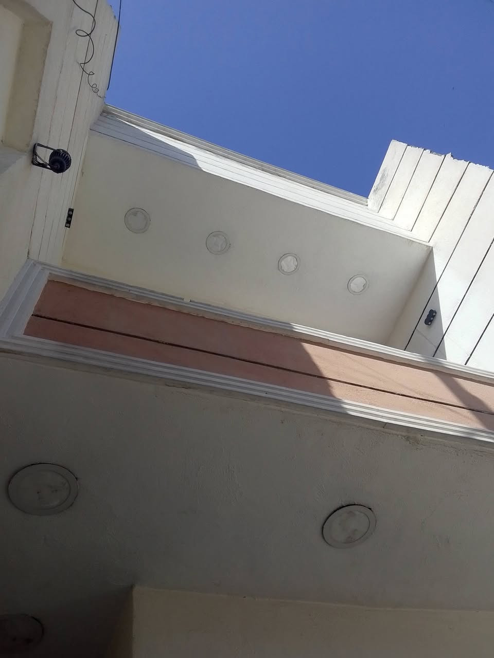 🏡 دار مميز للبيع – بغداد / مدينة الصدر / قطاع 37
✨ فرصة ممتازة للسكن أو الاستثمار ✨

🔹 نصف قطعة بمساحة 72 متر
🔹 موقع مميز جداً ركن على ساحة ومحد مقابيلك
🔹 بناء حديث 2023 وبمواصفات مرتبة وعمل نظيف
🔹 الدار طابقين بتقسيم مريح وعصري

📌 تفاصيل الدار:

✅ الطابق الأول:
• غرفة نوم
• صالة
• استقبال
• ممر
• مطبخ خارجي (منور)
• صحيات خارجية

✅ الطابق الثاني:
• غرفتين
• صالة كبيرة
• بلكونة
• تأسيس حمام
• سطحين كبار + بيتونة

🌟 الدار مناسب جداً للعوائل وموقعه هادئ ومفتوح.

📞 للاستفسار والاتصال:
(***********)

#بغداد #مدينة_الصدر #دار_للبيع #بيت_للبيع #عقارات_بغداد #العراق #السوق_المفتوح
