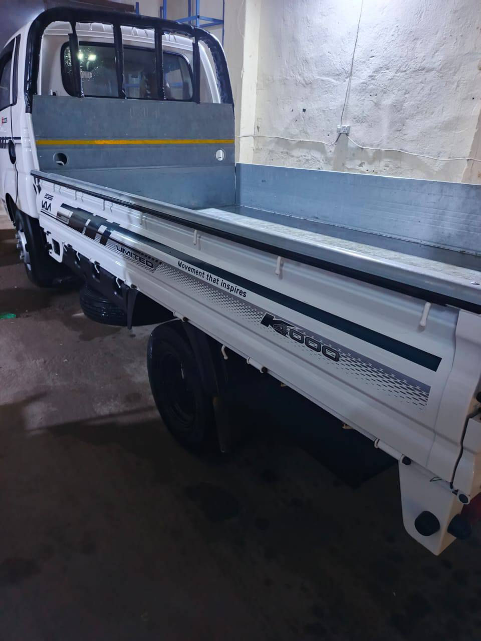 السلام عليكم كيا موديل 2025 فحل سياره جديده ماشيه 20 الف ع وضع البلاد تايراتهة بلاديه  بيهة طخه جدا بسيطه بباب الصدر مصلحة بارد مستعجل ع بيعتهة سعرهة ب193 وبيهة مجال رقم بغداد بسمي ومكانهة بغداد ....اخوان اني مكلف بلنشر *********** حيدر الشويلي
