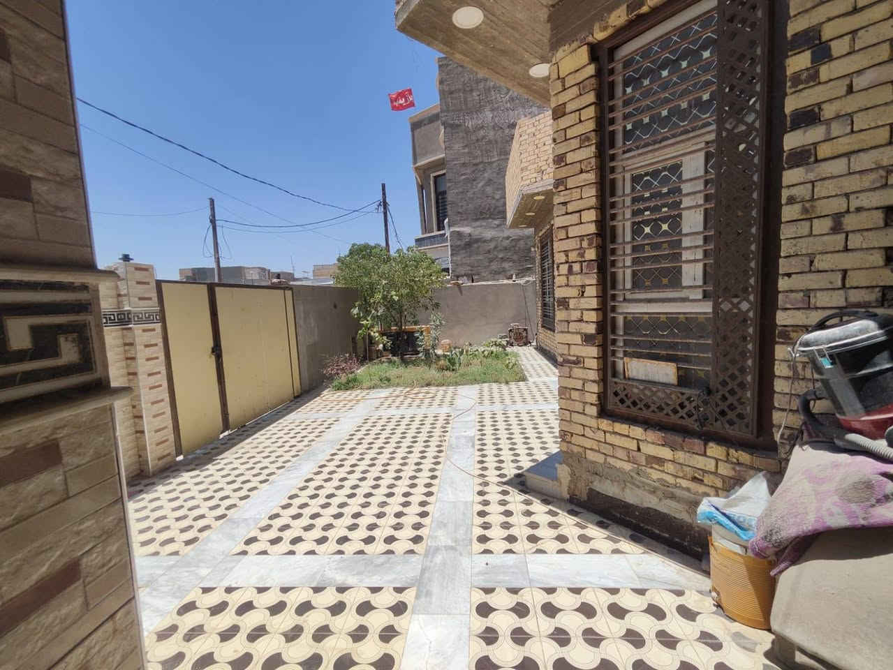 الدار للبيع موقع مميز مقابل شارعين وساحة
الموقع:  حي الوحدة الثانية
المساحة 300 م 
النزال 20 ولعرض 15  طابو صرف ما مطلوب
طابق واحد مسلح حديقة 5×5 
كراج سيارة كبير حمامات خارجيه وداخلية
مضيف 10×4 
مطبخ حار وبارد 5×5
صاله 10×5 
غرفتين 5.5×4 بين الغرف منور 3×3 وممر جانبي 

للاستفسار الاتصال على الرقم
***********
