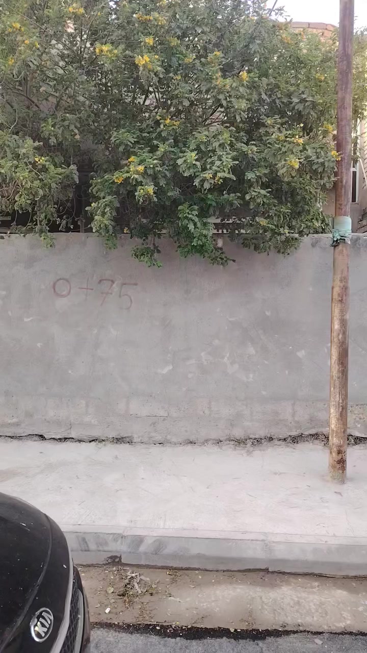 السلام عليكم بيت للبيع حي الحسين قرب بيت عبود مساحت البيت ٢٢٠واجها ١٧ نزال ١٦ يحتوي البيت على استقبال ٧ب٦غرفتين نوم ٤ب٤ هول ٦ب٥ مطبخ ٤ب٤صحيات داخليه صحيات خارجيه غرفه فوك بعدها مكامله
***********
