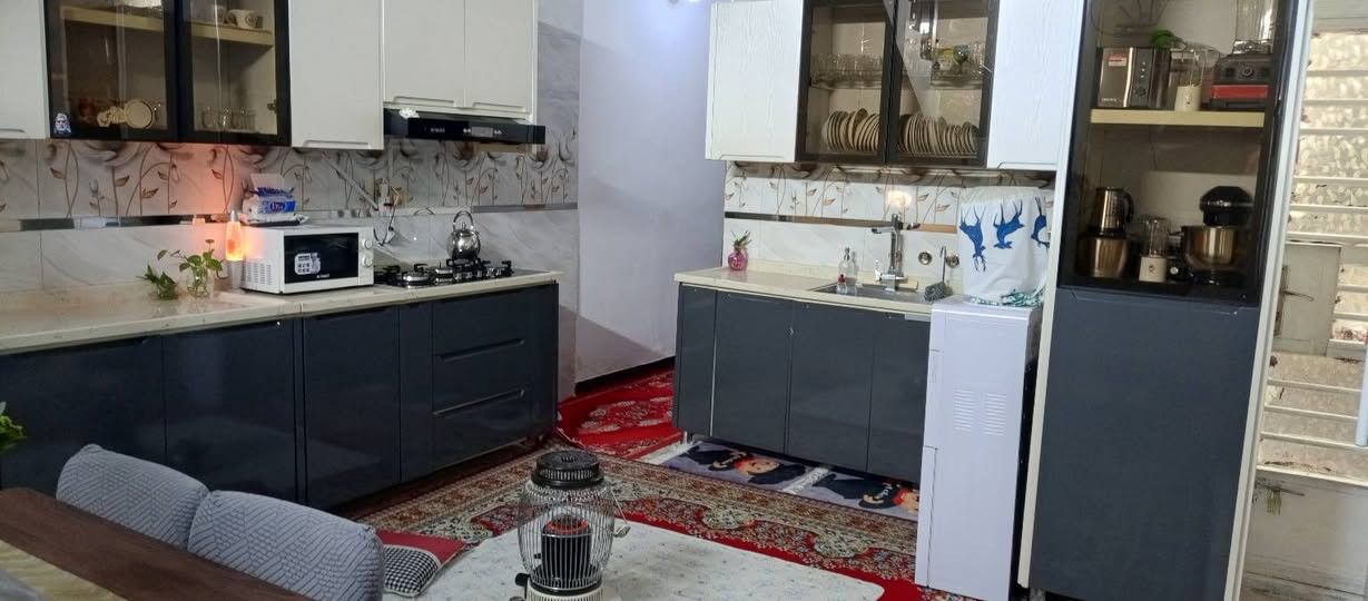 السلام عليكم بيت للبيع مساحة١٠٠متر في مقاطعة ٣/١٠بغداد حي التراث مقابل المستوصف يحتوي على غرفتين نوم ومطبخ وصالة وحمام يعني طابق ونص الغرفة الفوك بيها سويت حمام 
للاستفسار الاتصال على هذا الرقم***********
