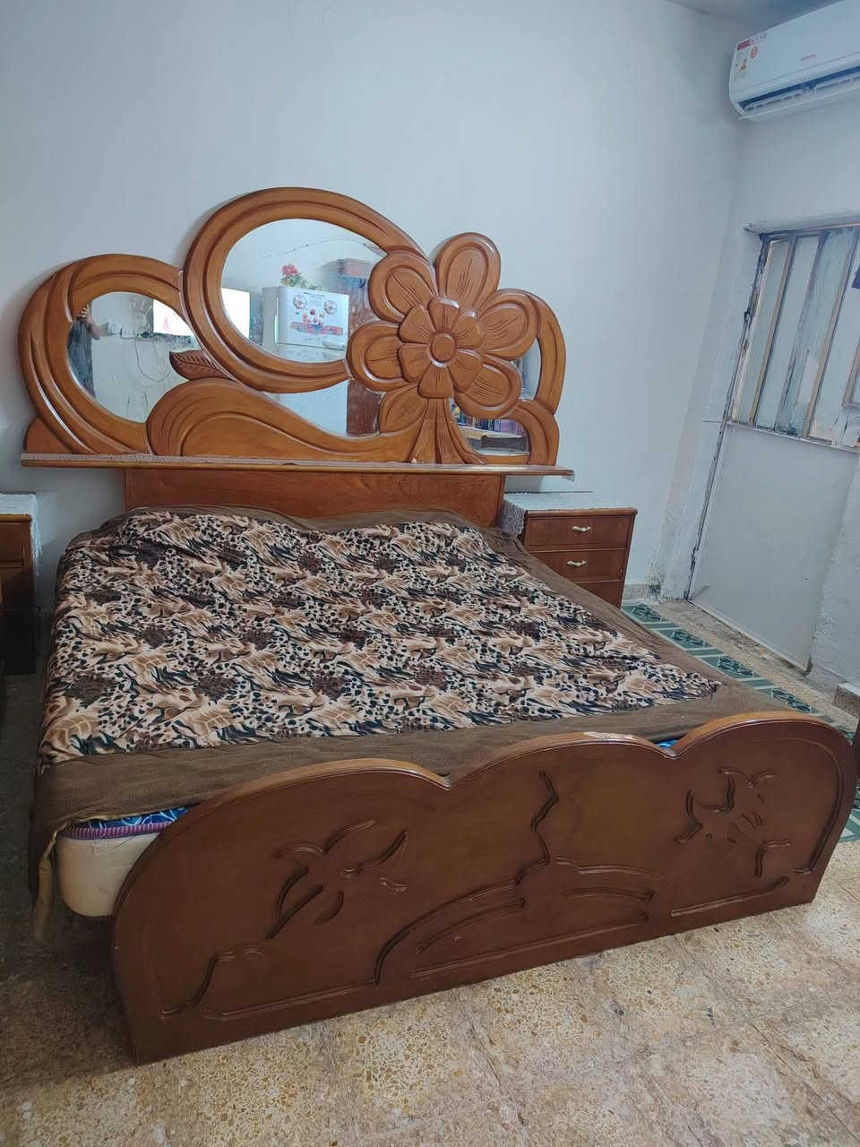 غرفة اخشاب للبيع السعر 550وبيه مجال ***********
