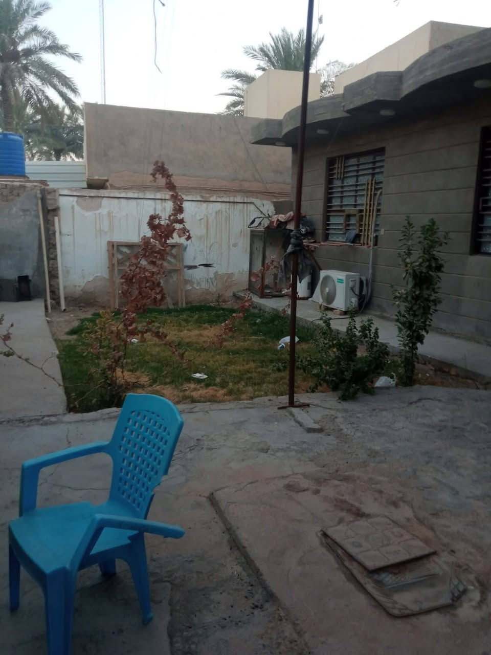 السلام عليكم
بيت للبيع في الطهمازيه قرب مخبز المصطفى فرع الروضة
ثالث بيت عن الشارع العام خدمات كاملة
سند زراعي صرف شرط التحويل
بناء حديث عالي عن الشارع
٣غرف نوم صالة ٦،٤ هول ٦،٤
مطبخ مع صحيات داخلية وخارجية مع كراج يسع سيارتين مع حديقة
نقص البيت فقط ستارة مع صبغ الواجهه
للاستفسار ***********
