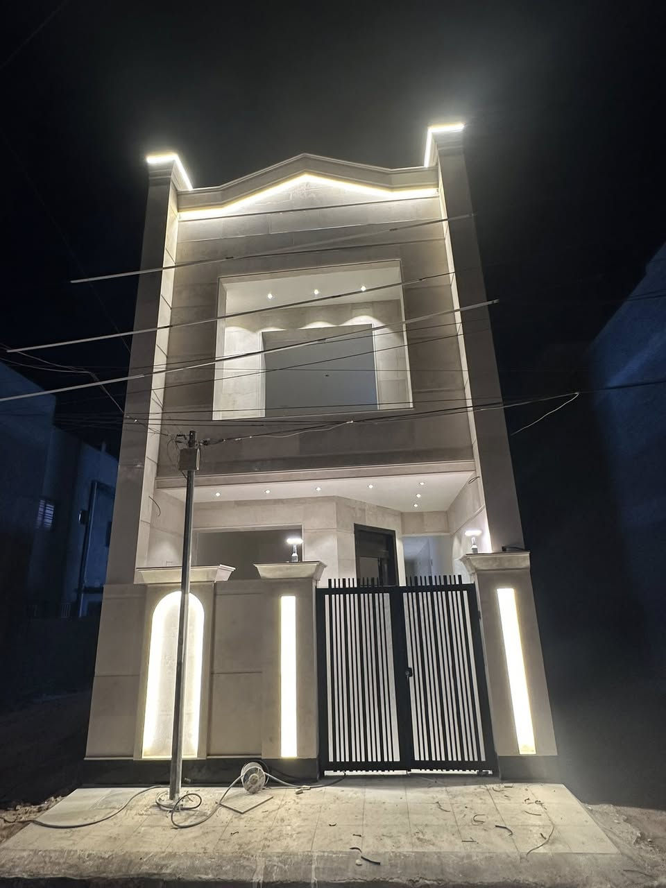 سلام عليكم 
بيت للبيع مساحه 100 متر 
واجه 5 ونزال 20 
يحتوي دار عل 4 غرف نوم 
صاله مطبخ منور 
حمامات عدد 3 
واجه دار مرمر 
حي جهاد المخابرات مربع 300 خلف جامع محمد رسول الله
 
***********
واتساب
