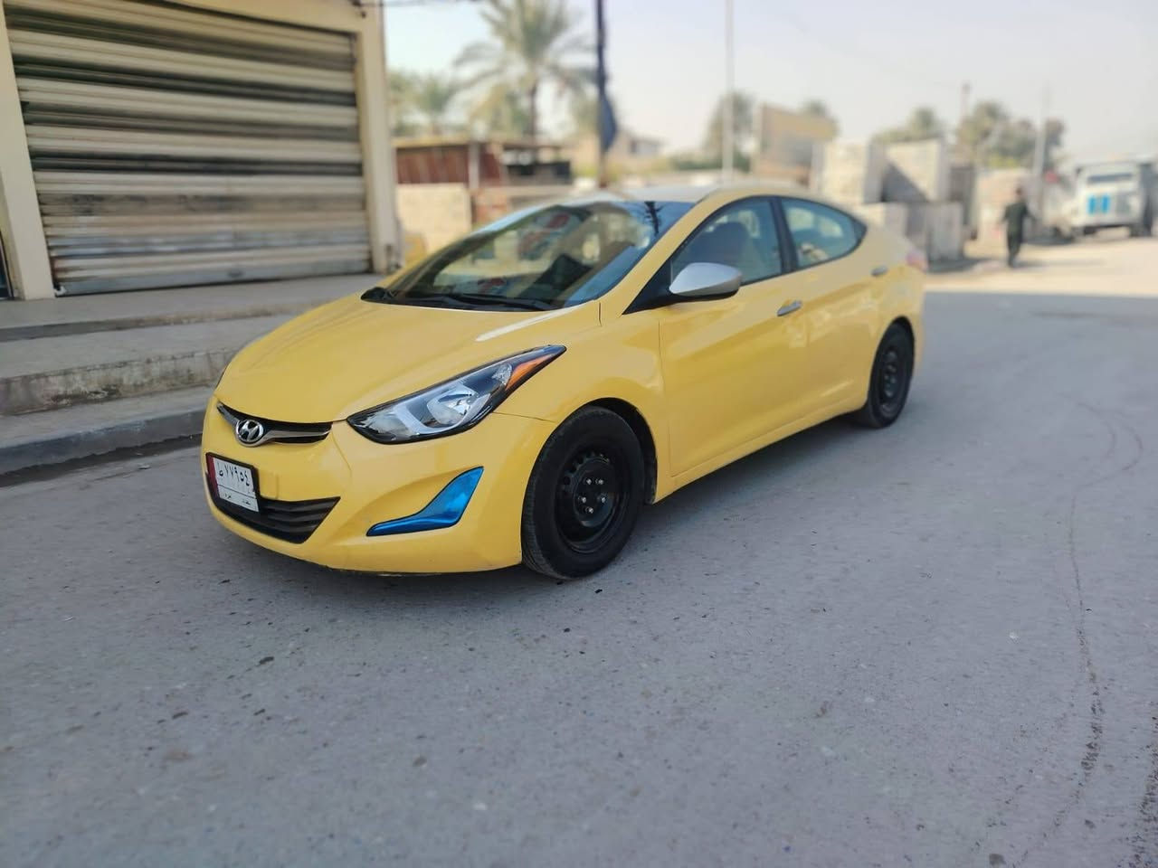 سلام عليكم عندي الانتره  للبيع موديل 2014شكل 16السياره جديده حيل بيها حادث بس باب الخلفي بدون اي دواخل بجم كبس سياره جاهزه تخم تاير جديد صدر مكينه 1800دوش مكان سياره بغداد  السعر 105 وبيها مجال بصيط اتصل عل رقم ***********
