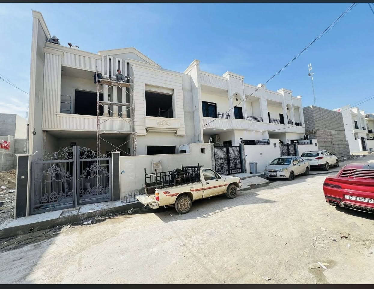 للبيع دار في حي الملايين الأولى / قرب جامع الصواف
المساحة البيت 175متر    واجهه  9.25م 

طابقين بناء حديث زيرو

الطابق الاول غرفتين نوم واستقبال وهول ومطبخ وصحيات 

الطابق الثاني ثلاث غرف وحده سويت نوم وهول وصحيات 

صنف العقار بستان ملك صرف طابو الزهور 
شارع بعرض 10متر

 تسليم البيت مفتاح فوري🔑

السعر علق بكلمة تم $$

للاستفسار اكثر الاتصال على الأرقام التالية 

*********** // ***********
