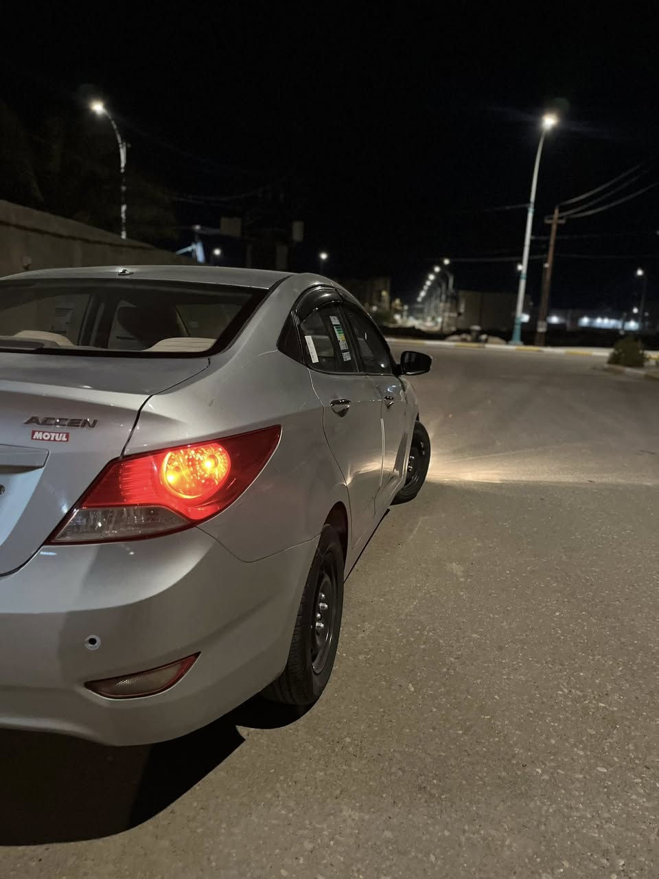 ✨🚗 للبيع هيونداي أكسنت 2013 – خليجي 🚗✨
🛠️ المواصفات:
 • محرك 1.6 لتر / 4 سلندر
 • قير أوتوماتيك – دفع أمامي
 • كشن السائق كهربائي
 • حساسات + كامرة خلفية
 • تكييف شغال
 • نوافذ وأقفال كهرباء
 • 5 ركاب – مريحة بالمدينة
 • لون السيارة: فيلي
 • الممشى: 180,000 كم
 • استهلاك الوقود: داخل المدينة ~12 كم/لتر – على الطريق السريع ~15 كم/لتر

✅ سيارة عملية وموفرة
✅ صيانة سهلة وقطع متوفرة
✅ مناسبة للاستخدام اليومي

📞 للتواصل: ***********
