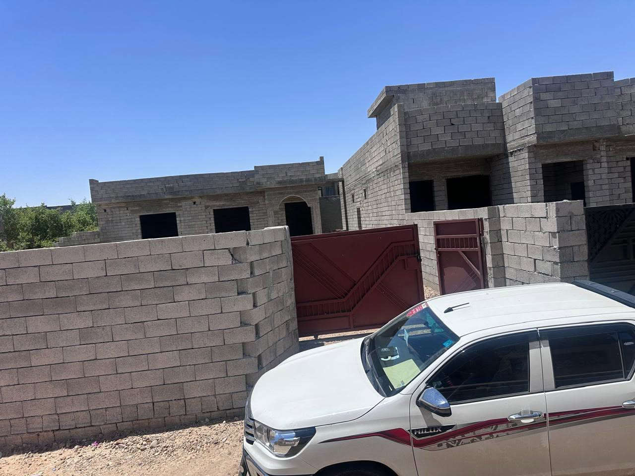 حي الفرسان قرب اسواق الياسمين 
بيت هيكل +مضيف المساحة الكلية 700 متر 
وحديقة خارجية كبيرة واصل كافة الخدمات 
المضيف 12•5 + مجموعة صحية خارجية كاملة 
البيت غرفتين نوم صالة كبيرة ومطبخ واستقبال داخلي وحديقة للبيت 
غرف النوم 5•4
استقبال 6•5 
مطبخ 4ونص •4
صالة 5•6
بناء درجة اولى مال سكن اساس صب والسقف بي جسور ورباطات 
السعر 70 وبي مجال تعال شوف واتدلل 

قيمة بنائه اكثر من هذا السعر بهواي
 
***********    
***********
اخي الكريم مايعجبك السعر لاتحجي شي زايد
