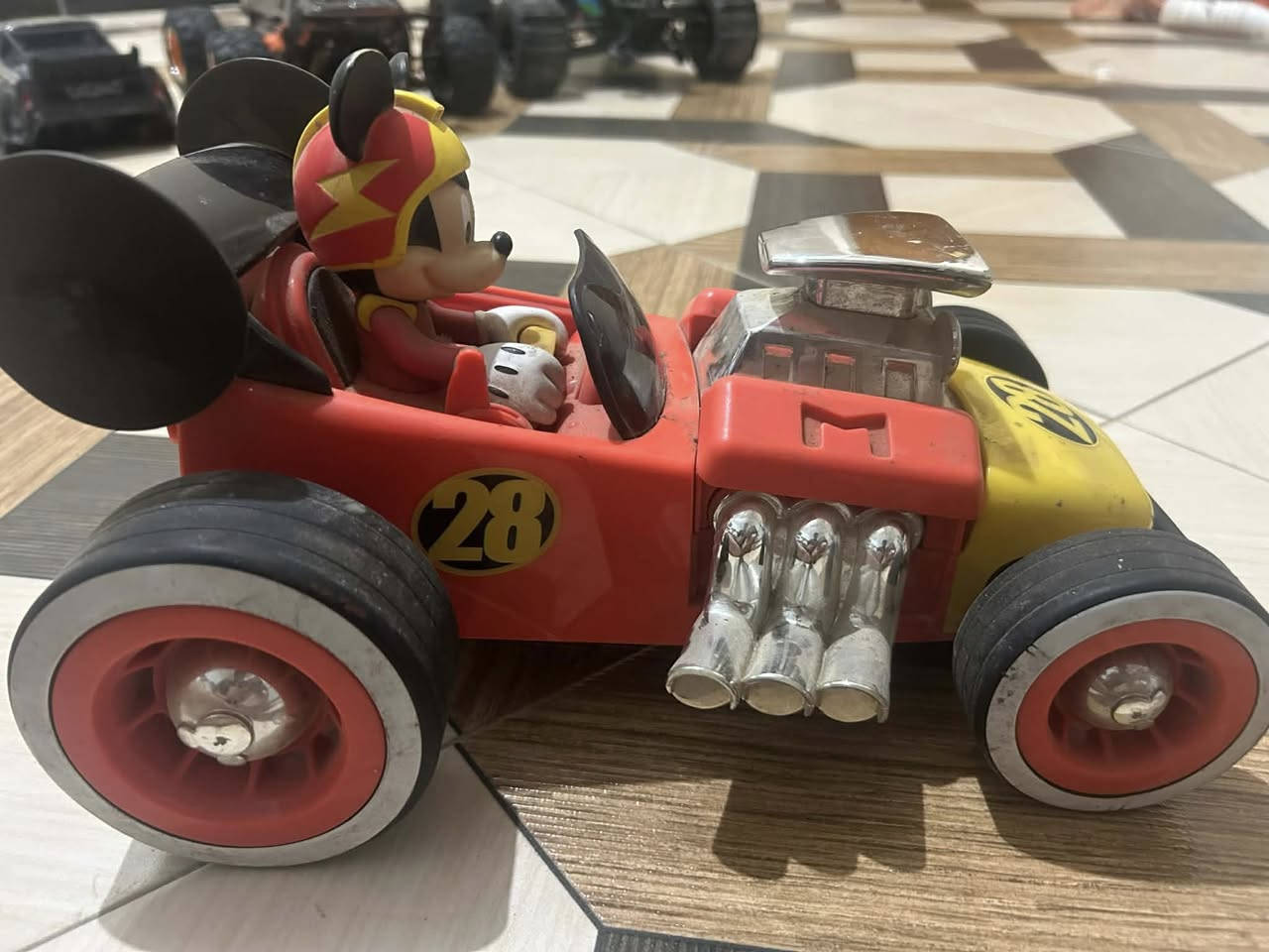 سيارات بهذا الشكل وحده ماريو سعرها 25وياها ريمونت وشاحنه
وثانيه مكي موس سعرها 15وياها ريمونت وتشتغل الباتري


**إذا كنت صاحب هذا الإعلان وتريد حذفه لأي سبب، رجاءا أرسل رسالة إلى الدعم الفني**