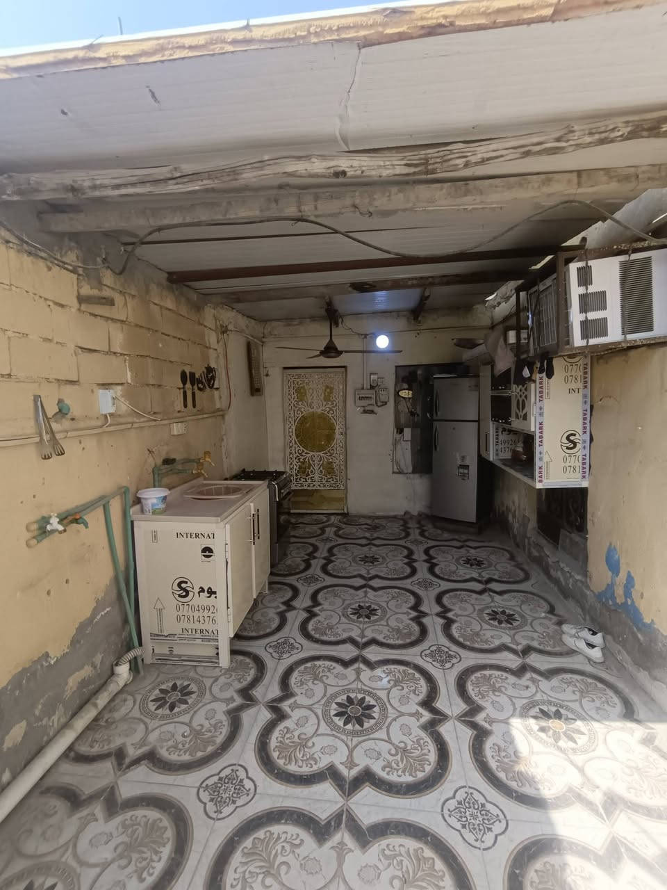 السلام عليكم بيت تجاوز  للبيع حي الاحرار مقابيل دور النفط ع شارع العام لا علي تبليغ ولا ازاله البيت نضيف تجي وتكعد 
متكون 
ديوانيه 
غرفتين 
حمام+تواليت 
مطبخ خارجي 
البيت كله سندويج 
السعر ٨وبي مجال حك الجيه شراي اتصل ع رقم
***********
