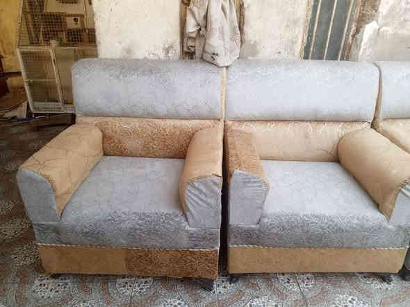 مكلفة بنشر كراسي عدد 4نضيفه ***********وتخم عشره مقاعد للبيع
