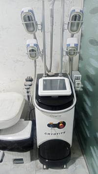 عيادة تجميل للبيع أجهزة حديثة أصدار(2023-2024) مستعملة قليل جداً وبأسع...