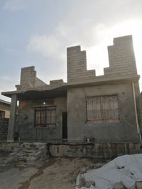 بيت طابقين الفوك مامصبوب بل رحه جاهز بس تسكن كهرباء مولد مي كلشي واصل ...