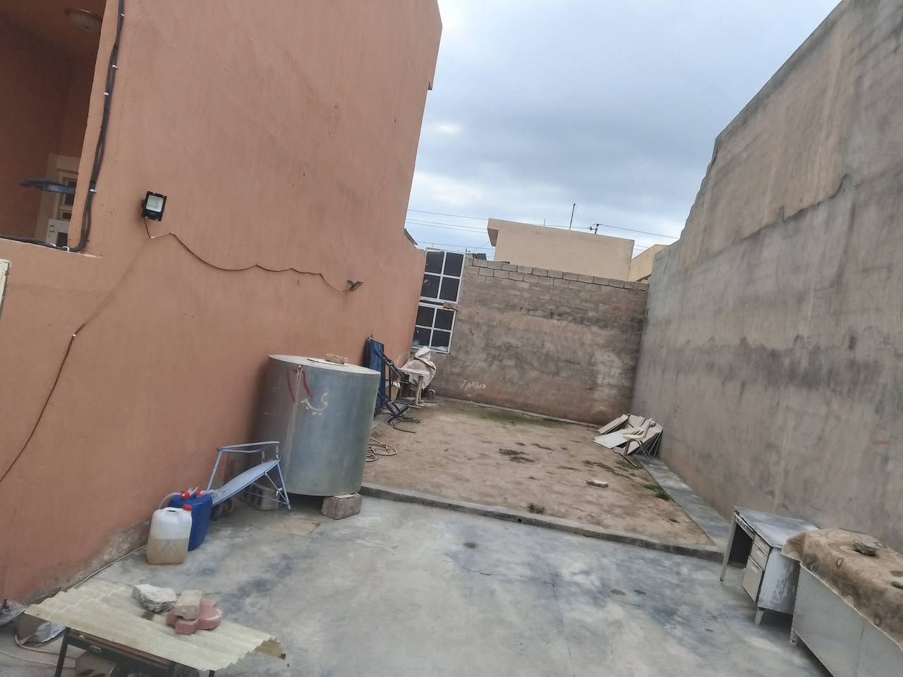 قطعة أرض للبيع توله فروش حي دولار مساحه106متر ( طابو صرف) موقع ممتاز شارع تبليط خدما   ماء مجاري  السعر34مليون وبي مجال رقم الهاتف***********
