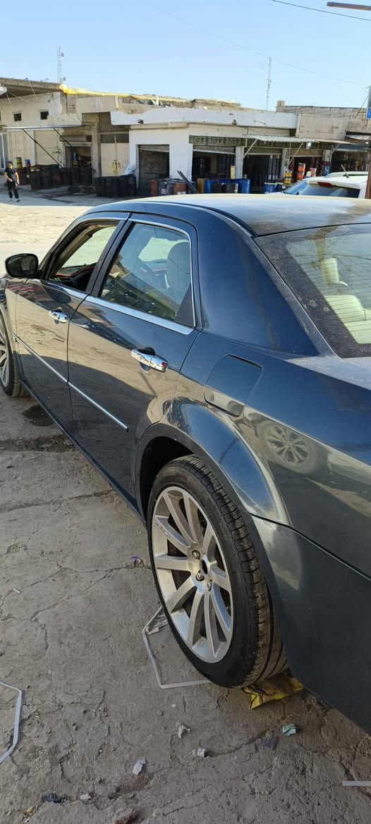 اوباما كرايسلرc300 هيمي فول 1/1 متوما شمالي تحكمات الفول وكله شغال حدادية جديدة تخم تايرات جددد
محرك 5.7 مقاعد جلد نظام التدفئة والتبريد فتحة ويل كروم الاصلي 
شاشة وكامرة امامية وخلفية تحكم مري السعر 55  مكلف بالنشر الاتصال على الرقم ***********
