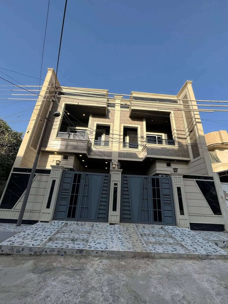 للبيع - بيت في حي الاخاء 👍*المواصفات:*- *المساحة:*100 🏠- *الموقع:* خلف الكنيسة 📍- *السند:* طابو زهور 📝- *البناء:* حديث زيرو، تسليم مفتاح 🔑*التفاصيل:*- *طابقين:*    - *الطابق الأرضي:*        1. كراج 🚗        2. هول 🏠        3. استقبال 👥        4. مطبخ 🍳        5. صحيات 🚽        6. مناور 🌞        7. غرفة نوم 🛏️    - *الطابق الثاني:*        1. ثلاث غرف نوم 🛏️        2. صالة 🛋️        3. صحيات 🚽        4. سطح 🌞*للمزيد من المعلومات:*- *الاتصال على:* ***********
***********📞- *عنوان المكتب:* حي البكر، بداية سايدين الكنيسة، مجاور معهد النجاح، مقابل مكافحة المخدرات، مكتب أرض الملوك 📍👌
