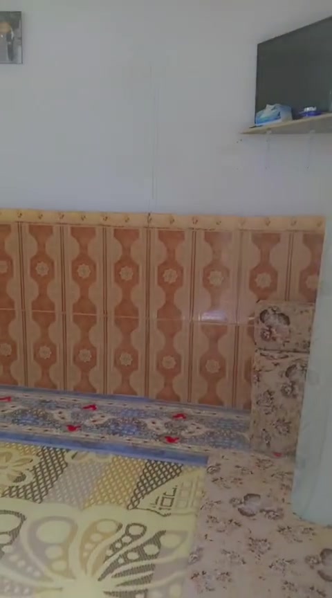 السلام عليكم بيت للبيع طابو 100متر واجهة 5نزال 20متر بيت مرتب وجاهز مكانة كربلاء المقدسة يمة مدارس وسوك وشارعة رصيف وتبليط سعرة 100وبي مجال الرقم ***********/***********

