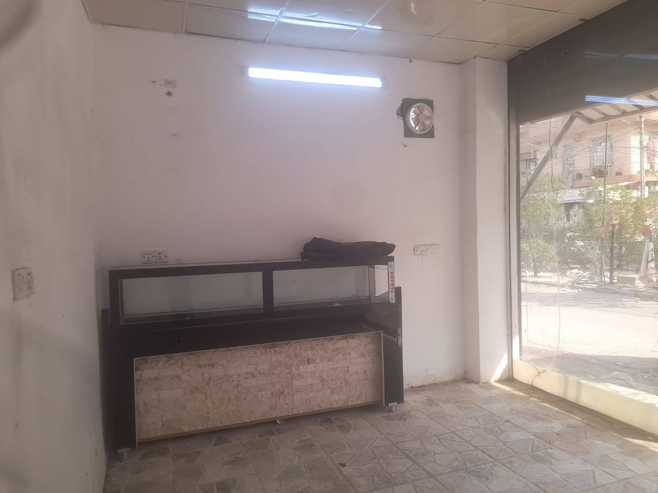 📣 محلات تجارية مميزة للإيجار في بغداد – البلديات (بسعر مناسب جداً)
العنوان الدقيق: بغداد، البلديات، شارع 20، مقابل حسينية خديجة (موقع حيوي ونشط تجارياً).
📐 تفاصيل ومواصفات المحلات:
 العدد: محلّين (متوفر للإيجار معاً أو منفصلين).
 الأبعاد للمحل الواحد: الواجهة 5 متر | النزال 4 متر (مساحة مريحة وعرض مميز).
 التجهيز الداخلي:
 سقف ثانوي حديث.
 الجدران (تبييض مشيني) نظيف وجاهز.
 واجهة جام خانة كاملة وحديثة تمنح المحل إطلالة مميزة.
💰 سعر الإيجار:
 200 ألف دينار عراقي فقط للمحل الواحد شهرياً!
للاستفسار ***********_***********
