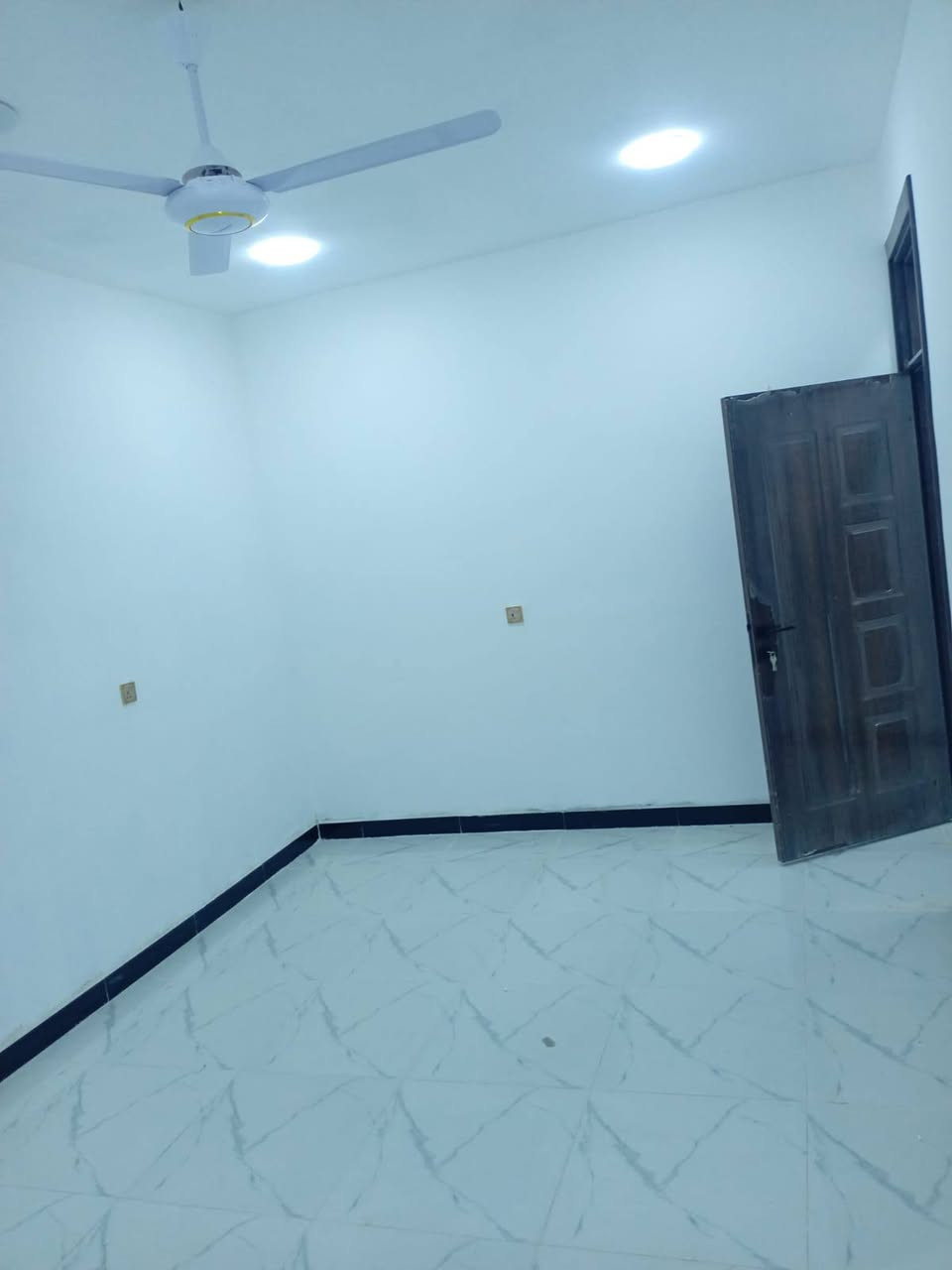 دار للبيع   (زراعي )
المساحة ١٠٠ 

الواجهة ٥ النزال ٢٠ 

البناء حديث كما مبين بالصور والفيديو 

والدار غير مسكون جاهز من كلشي 

(( طابق واحد )) 

يحتوي على استقبال ومطبخ وصالة وغرفة نوم والصحيات 

خدمات ماء وكهرباء ومجاري 

الموقع // بهرز - حي الشرطة قرب جامع الشكور عامود 6 

للاستفسار /***********
