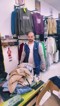 سويت شرت • بنطلون جينز • دكرنس