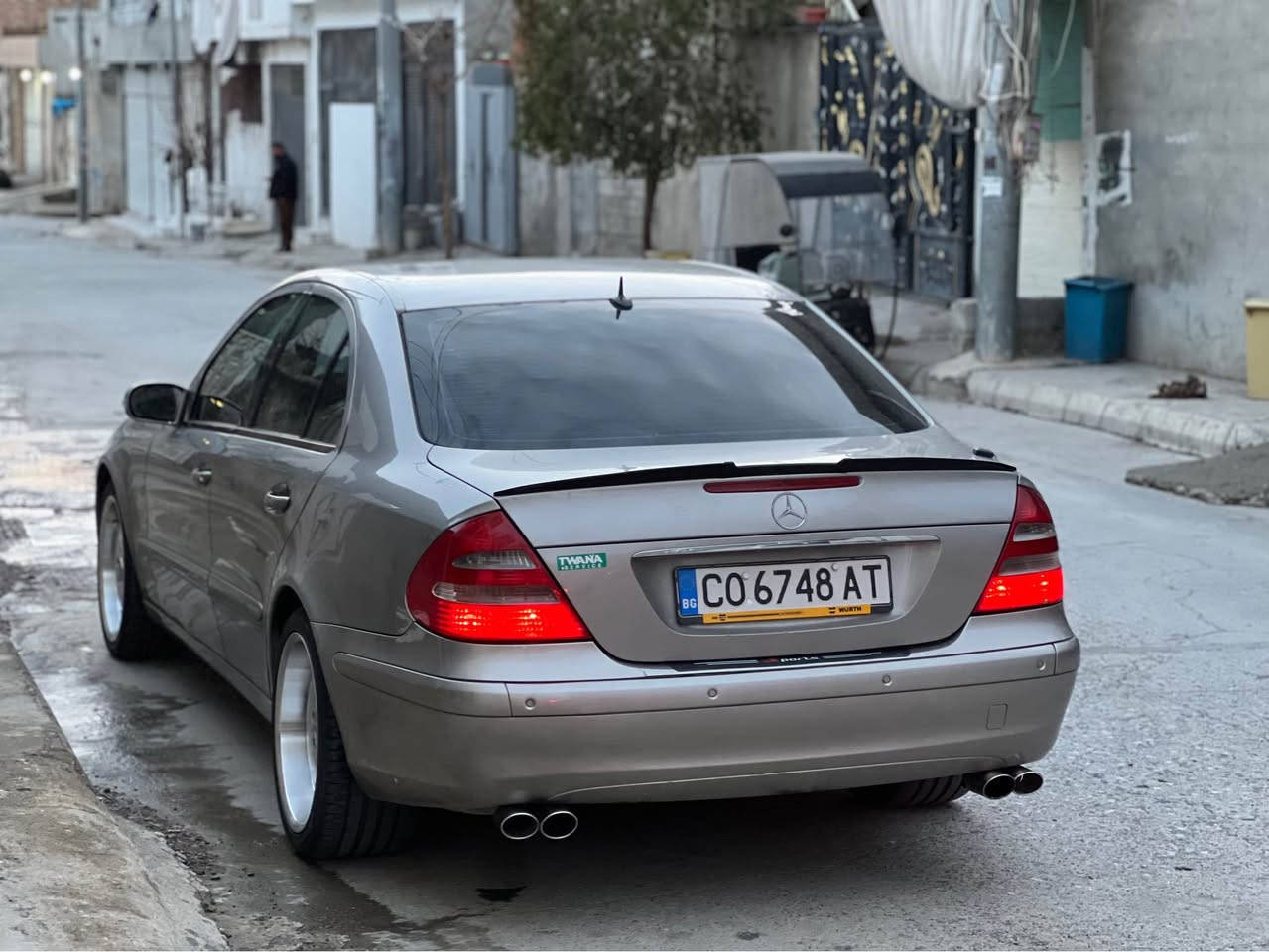 نەبوەو ناشبێ لەوە چوانتر فول فول  ناو زەردی مەرغوب جرکەو گەڵایەک شوێن ڕانیە بێلێدرانو قەپو قۆپ *********** Singapore
