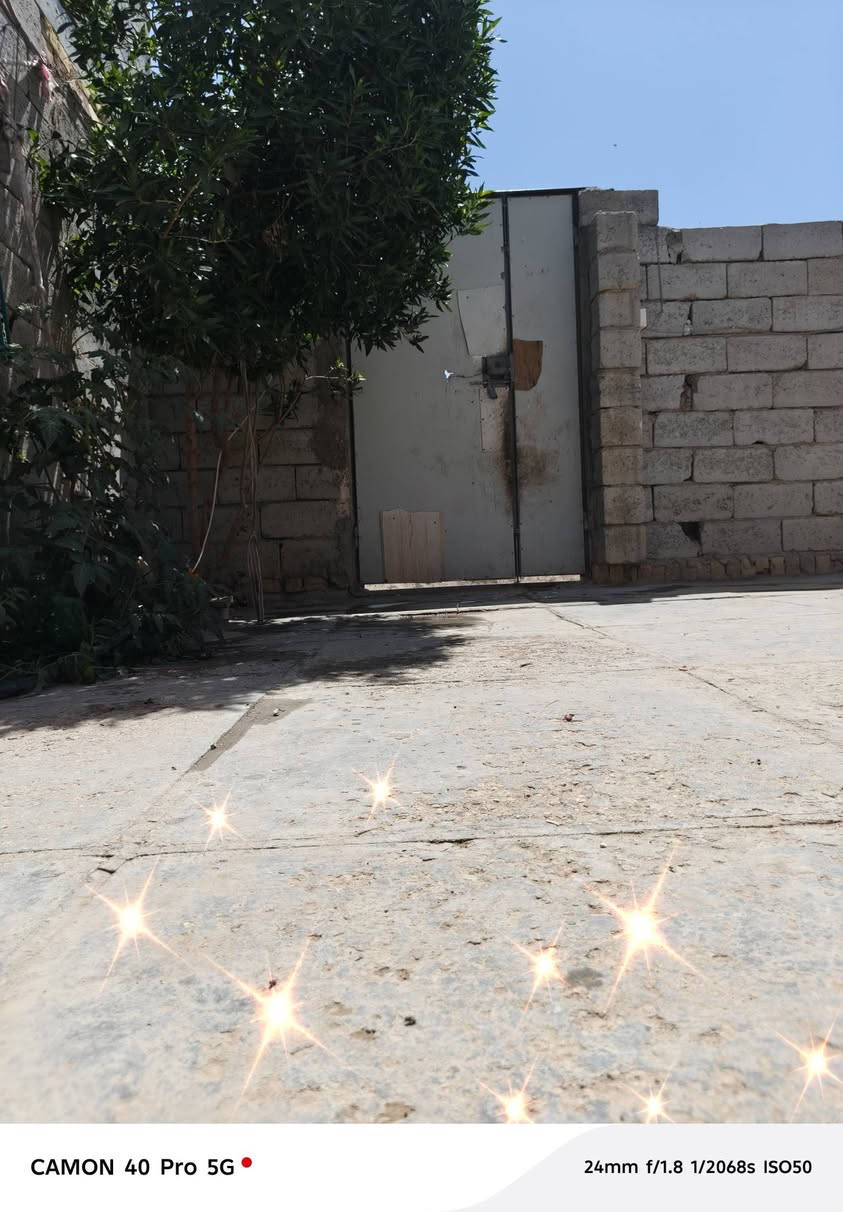 بيت للأيجار غرفتين صالة وصحيات داخلية ومطبخ خارجي مساحة 190 متر
ايجاره 150 قفله 
***********
