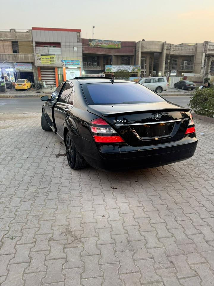 السلام وعليكم
مارسدس S550
موديل 2007
وارد امريكي 
السياره دخول جديد 
باب طويل 
موصفاتهن معروفه 
بيها جاملغ خالفي صبغ 
السعر 85 وبيها مجال 
***********
