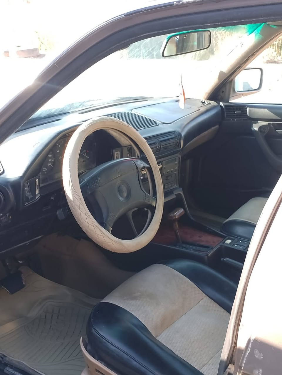 السلام عليكم بي ام 535 بلاديه مكينه مفتوح بلادي كهربائيات كلها شغاله سياره ترايك 200 تخم تاير جديد ماكينه جديده كلش ايدها كامله 40 وبيها مجال مكانها القاسم مقابيل مستشفى العام قاسم ***********
