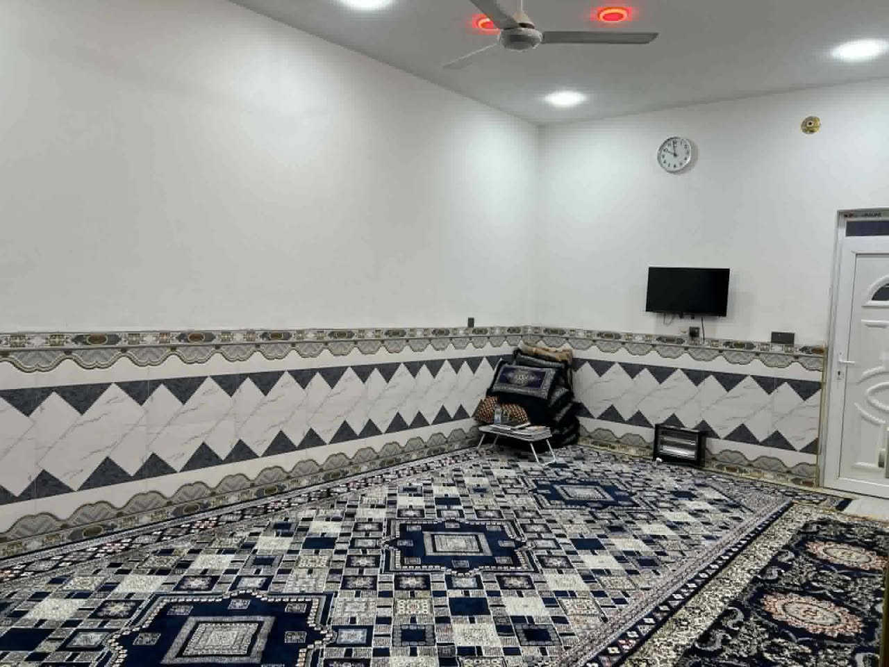 @السلام عليكم بيت في منطقة حي الربيع المساحة 157 م ثاني بيت عن الركن مقابيلة ساحة متنزه مو داخل الفرع للعلم البيت محجوز للاسكان حسب الاتفاق.تريد اني اسدد او المشتري يسدد تليفون ***********.  ***********

