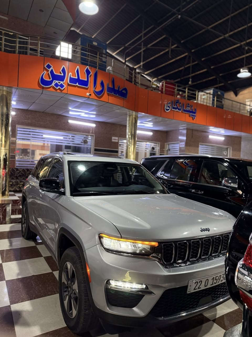 جيب كراند شيروكي 
2023 4xe 
٤سلندر هايبرد-توربو-بنزين
فول مواصفات 
لميتد
مواصفات : 
بانوراما 
بصمة 
فورويل
كشنات تدفئه
ستيرن تدفئه
كشنات جلد
٣شاشات
كاميره خلفيه
رادار
تشغيل عن بعد
صندوق كهرباء
تحديد مسار
بقيه المواصفات المعروفه…
ملاحظة / فقط جاملغ امامي + ربع بونيد
بدون دواخل
للاستفسار 
***********
متوفر واتس 
سيارة رقم اربيل
