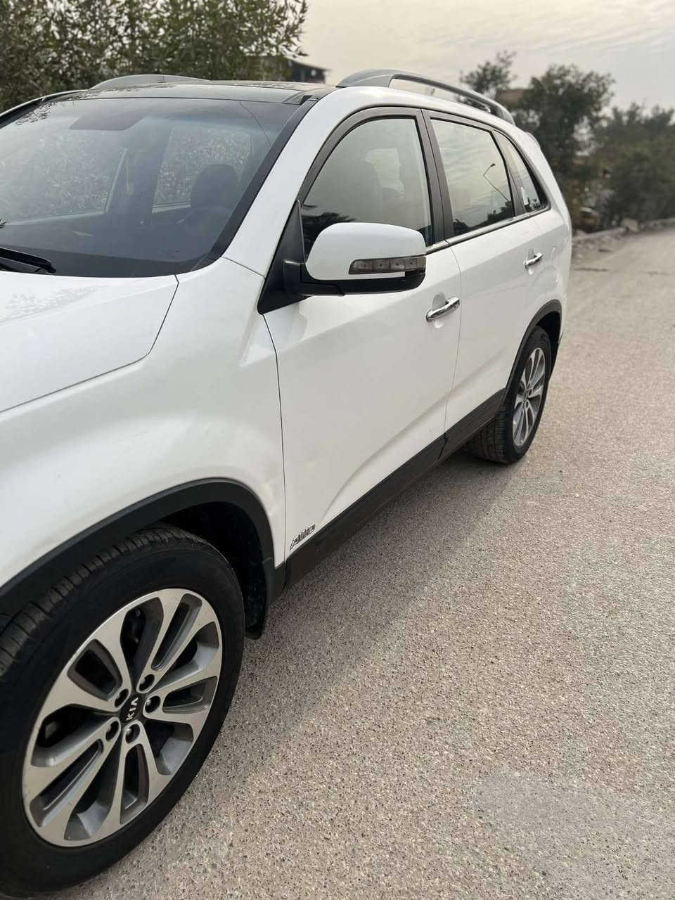 سورنتو  2015  كويتي 1/1
رقم بغداد مكان السيارة بغداد 
محرك 6سلندر 
لون ابيض صدفي 
داخل جلد قرميدي
كامره +حساس امامي خلفي +تحكم ستيرن+زراك لايت +7راكب +ثلاث قطع تبريد 4️⃣✖️4️⃣ 
للاستفسار اتصل على الرقم 
بيها صبغ ربع الباب ونص جاملغ خلفي أثر شخط بدون تصليح أو معجون
‭***********
