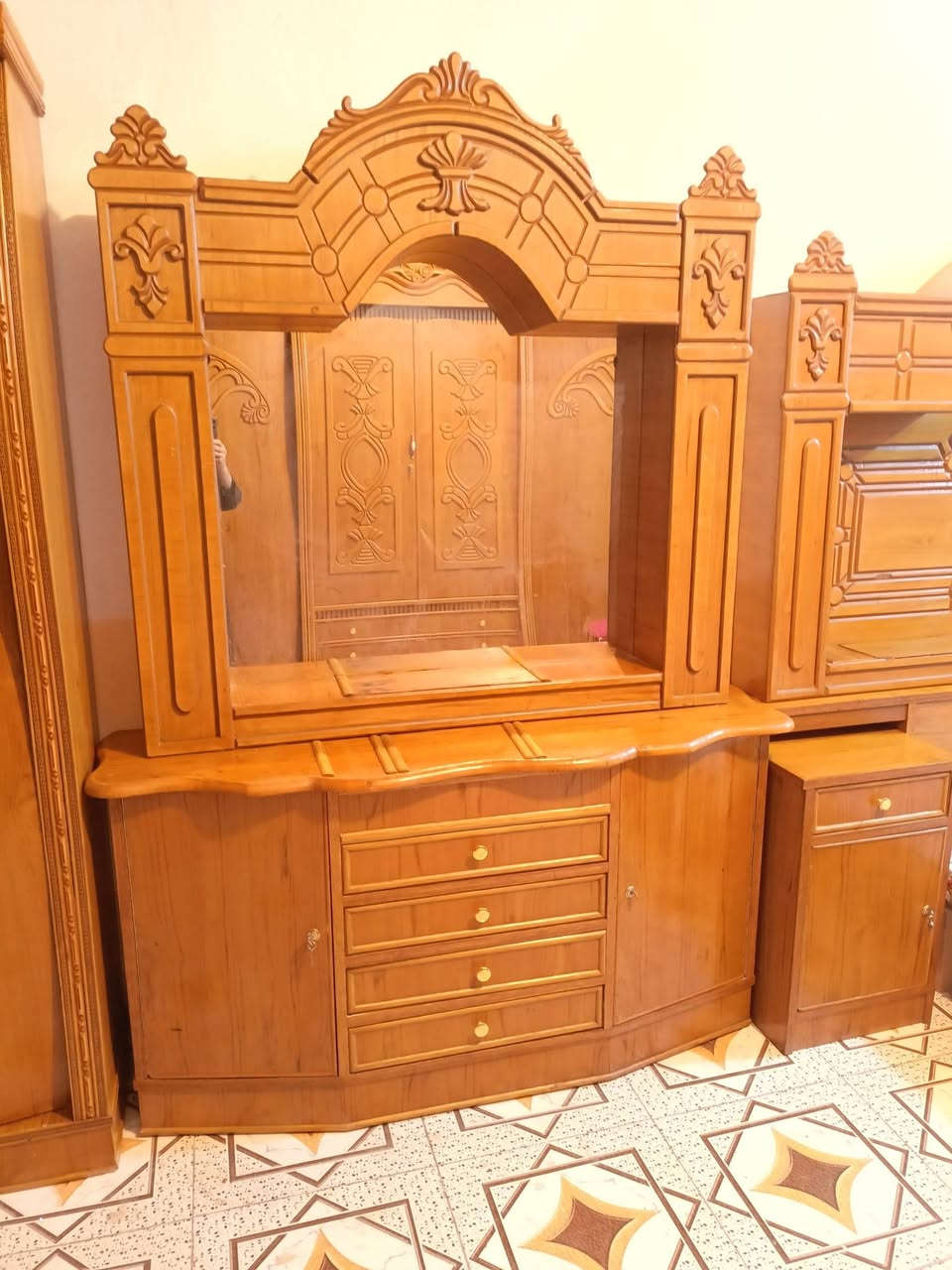 غرفه مستعمله 6 ابواب  تزكام صاج  داخل وخارج مسرح مكان قضاء القاسم ع لرقم ***********
