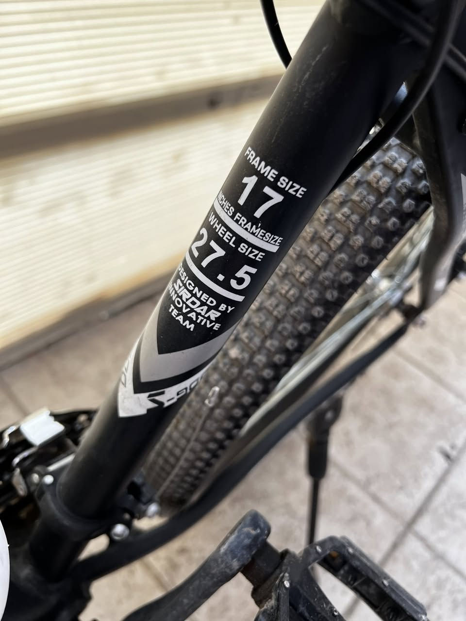 دراجه هوائيه ماركة sirdar S-900 جبليه المنيوم صناعة تركيه
جديدة 9 نمر خلفي و3 نمر امامي 

قاعده مطاره 

جرس دراجه

 يتحمل وزن عالي الحجم 27.5  

مبدل ويل خلفي وشادلة تاير وجوب جديد ويجي وياة المقعد الاصلي مالتة ومقعد طبي 

ومطارة وهورن كهربائي و لايت امامي و قاعدة تلفون 

دبلات امامي تكدر تتحكم بيها تقويها و تخففها و تقفلها 

بريكات ديسك 

سيبايه خلفيه تتحمل وزن 5 كيلو 

بايسكل مجهز تجهيز كامل 

(السعر 200 الف) و بي مجال

(مكاني بغداد حي الخضراء)

رقم تلفوني ***********
