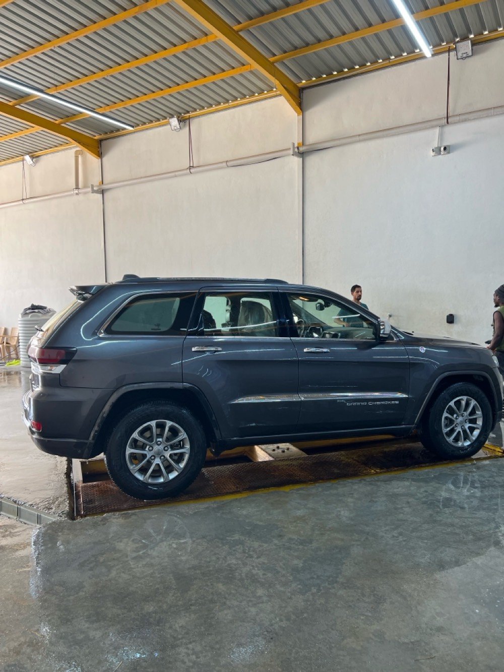 جيب كراند شيروكي لمتيد خليجي
 موديل 2014 بسعر 200$ 
محرك 6 سلندر 3500 كير طياره
فول مواصفات بانوراما بالكامل مري قلاب شفتات ستيرن 5 مودات قيادة حساس أمام وخلفي وجانبي ستيرن تدفئه وكهرباء 
مقاعد كهرباء وتدفئة وتبريد 
مقاعد جلد بلون بيجي
خزن ميموري
صندوق كهرباء 
شاشة كبيره 
جام اوتو
اشاير ترحيب 
دخول أبواب بصمه 
تشغيل عن بعد
نظام ECO توفير الوقود 
4x4 
زراك لايت
ماشيه 180 كيلو
سونار موجود 
***********