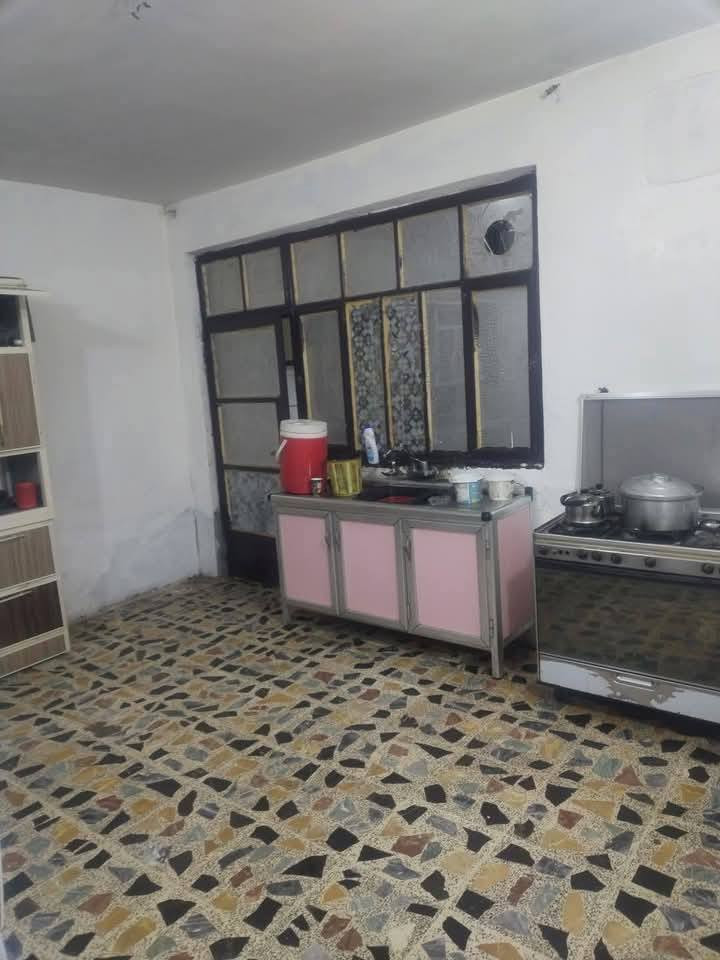 دار للبيع المساحة 200 متر 
خدمات كهرباء ماء مجاري رصيف الشارع تبليط
البيت بصف اركن وقريب على الشارع ثاني بيت بعد القطعة 
عنوانة سبع قصور شارع ابو علي - مجاور شارع 20 الي يطلع للشعب -
يحتوي على 6 غرف نوم - استقبال -مطبخ -2 حمامات -طرمة جبيرة -2صالة 2مناور 
التواصل الاتصال علئ رقم ***********
