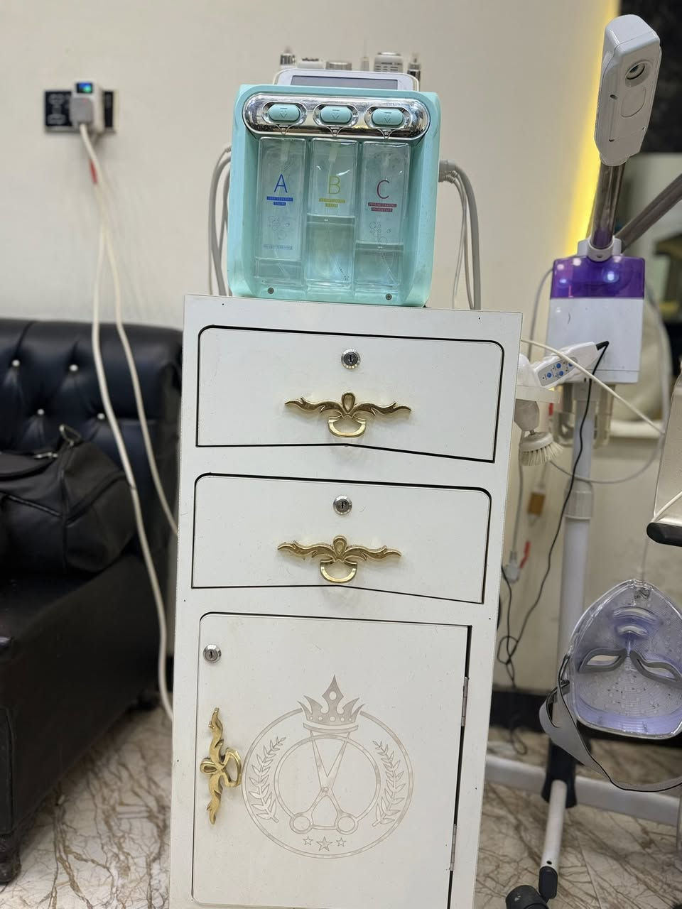 بغداد الزعفرانية
السلام عليكم 
جهاز هايدرو دبل ماطور
كرسي حلاقة جديد مامستخدم
جهاز بخار 
ديلاب +جرارات 
مراية انارة خلفية 
ستول دائري 
(بغداد الزعفرانية)
***********
