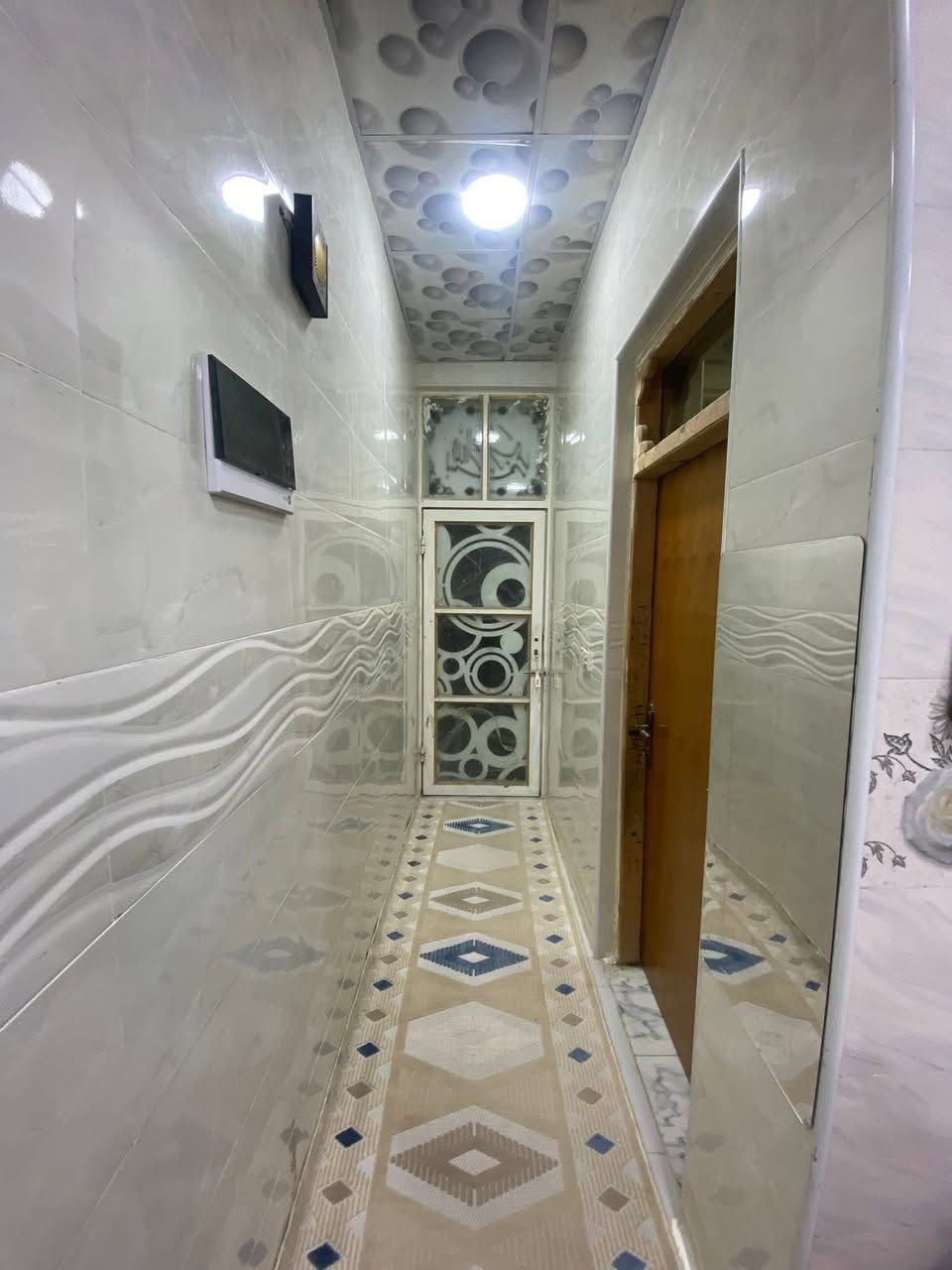 مكتب اكرم الحاتمي للعقار  ***********
==================================

دار  للبيع  المساحة  63 متر  طابو صرف 

حي ميسان الشريط قطاع 84 شارع 15 متر

==================================
                             طابقين 

 الطابق الاول/ صالة ومطبخ وأستقبال 

  وصحيات داخلية وخارجية وطارمة 

       الطابق الثاني/ غرفة وصالة

     الطابق الثالث / مخزن وسطح 

 بناء درجة اولى طابوق والسقف صب كونكريت 

           البيت جديد شغل جناي 

        السعر 96 مليون وبي مجال 

للاستفسار الاتصال بالرقم *********** وات سآب 

          او مراجعة المكتب اكرم للعقار

عنوان المكتب النجف الكوفة حي ميسان 

     شارع الكيات مقابل اسواق حليم
