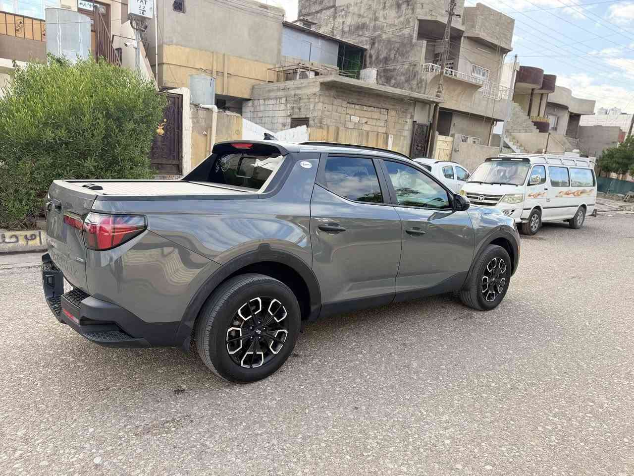 هونداي سانتا كروز 2024 ماشية 50 الف لون سمنتي مميز بدون رقم جديد داخله للعراق تترقم شمالي (أربيل او سليمانيه او دهوك )حسب رغبة المشتري 
محرك 2500 تنفس طبيعي سيارة فول فتحة تشغيل عن بعد لايتات عدسة شاشه ديجيتال أبواب بصمة تشغيل بصمة كشنات كهرباء وتدفئة مانع تزحلق دفع رباعي 4*4 اوتو هولد ردار نقطة عمياء بيه اهواي موصفات حلو 
سيارة بدون صبغ بدون تبديل بدون دواخل جميع إرباكات سليمة سيارة فقط مقدمة بونيد شبر تعديل بارد خفيف ورصعه باب سائق لاغيرها باقي سيارة كله شرط مكان 🚙 سيارة كركوك حي العسكري  سعره 205 بيه مجال للطيبين 
***********
