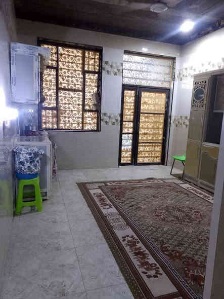 بيت للبيع طابو اسهم   جميع الخدمات متوفره تبليط  ماي  مجاري  مساحه 220طابقين كونكريت مسلح الطابق الاول يتكون من غرف عدد 2
ومطبخ وصالة واستقبال ومطبخ وصحيات داخليه وخارجية   الطابق الثاني يتكون من شقتين 
الاولى باب ع الشارع تتكون من غرف عدد 2ومطبخ وصالة وصحيات
  الشقة  الثانيه درجها داخل البيت تتكون من غرف عدد 2ومطبخ وصالة وصحيات  العنوان ناصرية الثورة منطقه الكنازوه قرب شارع السكك السعر170وبي مجال ***********
