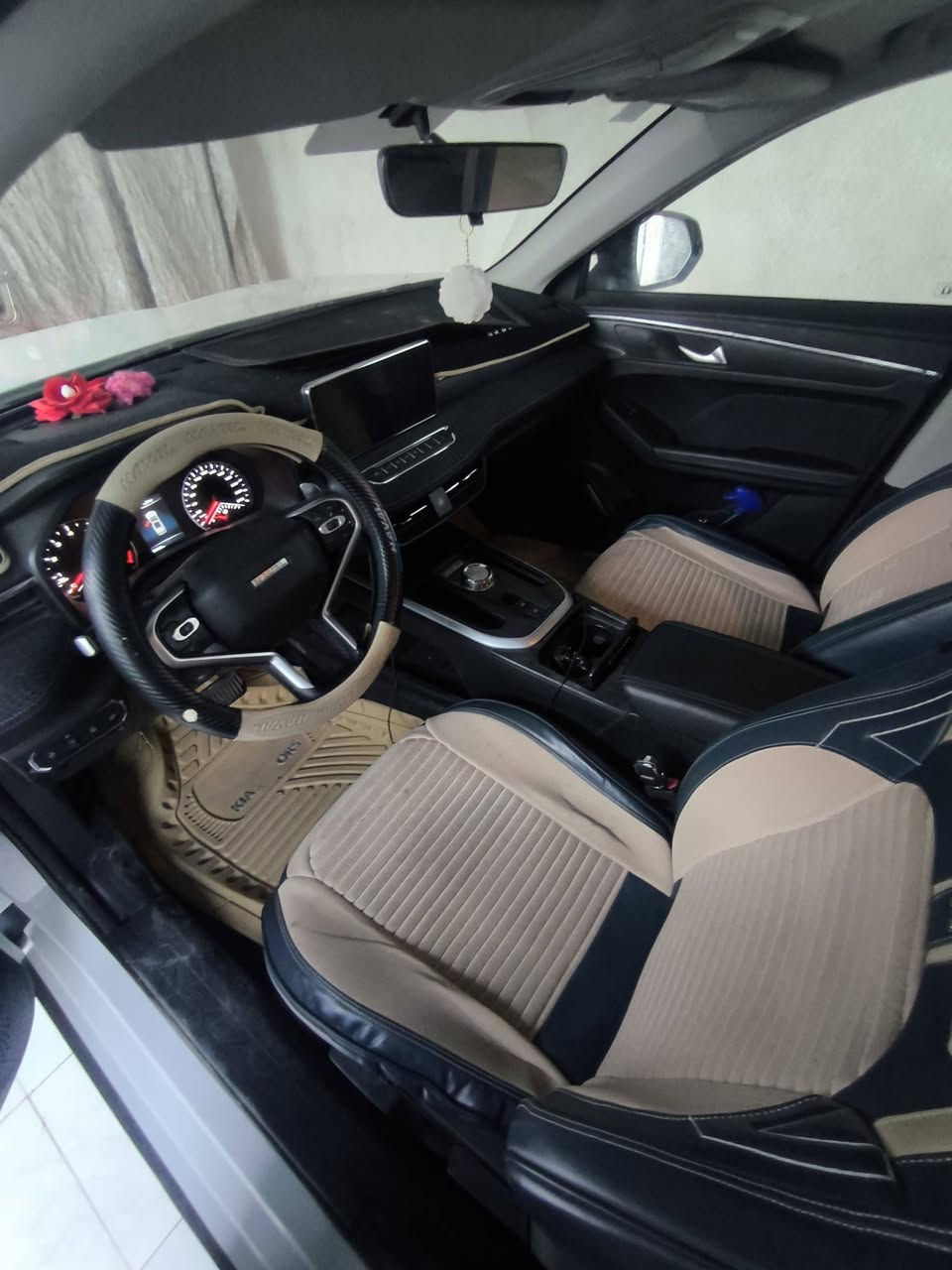 للبيع سيارة هافال جوليان Haval Jolion 2024
 نص فول
اللون: أبيض لؤلؤي
الرقم: بصره 

**المواصفات:**
- الموديل: 2024
- المحرك: 1.5 تيربو
- الكير: اوتوماتيك DCT
-المسافة: 30,000 كم قابل للزياده
- الفئة: نص فول 
- **اهم المواصفات**: 
  شاشة 12.3 انش، كاميرا خلفية، بصمة
  تحكم ستيرن، حساسات خلفية فقط
  كشنات جلد مع كفرات، تبريد خلفي، ويل 18 انش كروم
  رادار خلفي
- الضرر: شخط خفيفة بالدعامية الامامية فقط
- الحالة:كفاله عامة + وكالة وباسمي

**السعر: 135 ورقة وبيه مجال**
**المكان:** البصرة - النشوة 
**للاستفسار:** ***********

السيارة جاهزة للفحص في اي وقت
التفاوض بالمعقول

