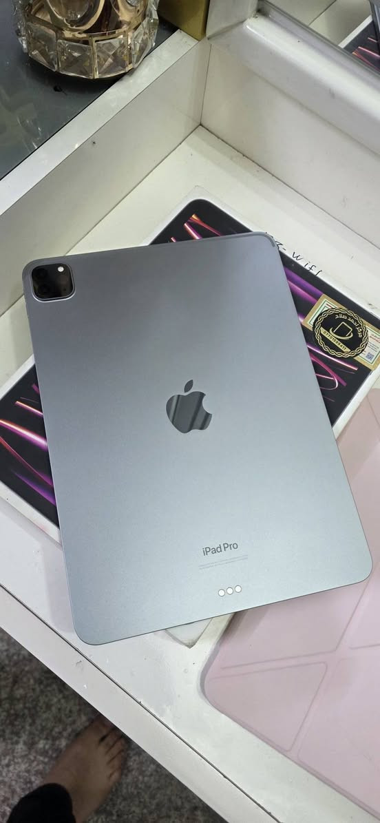 السلام عليكم ايباد برو معالج m2 ذاكرة 128g بطارية 93% زلغ واحد مابي نضافة 100%سعر 760 مكاني البلديات رقمي ***********
