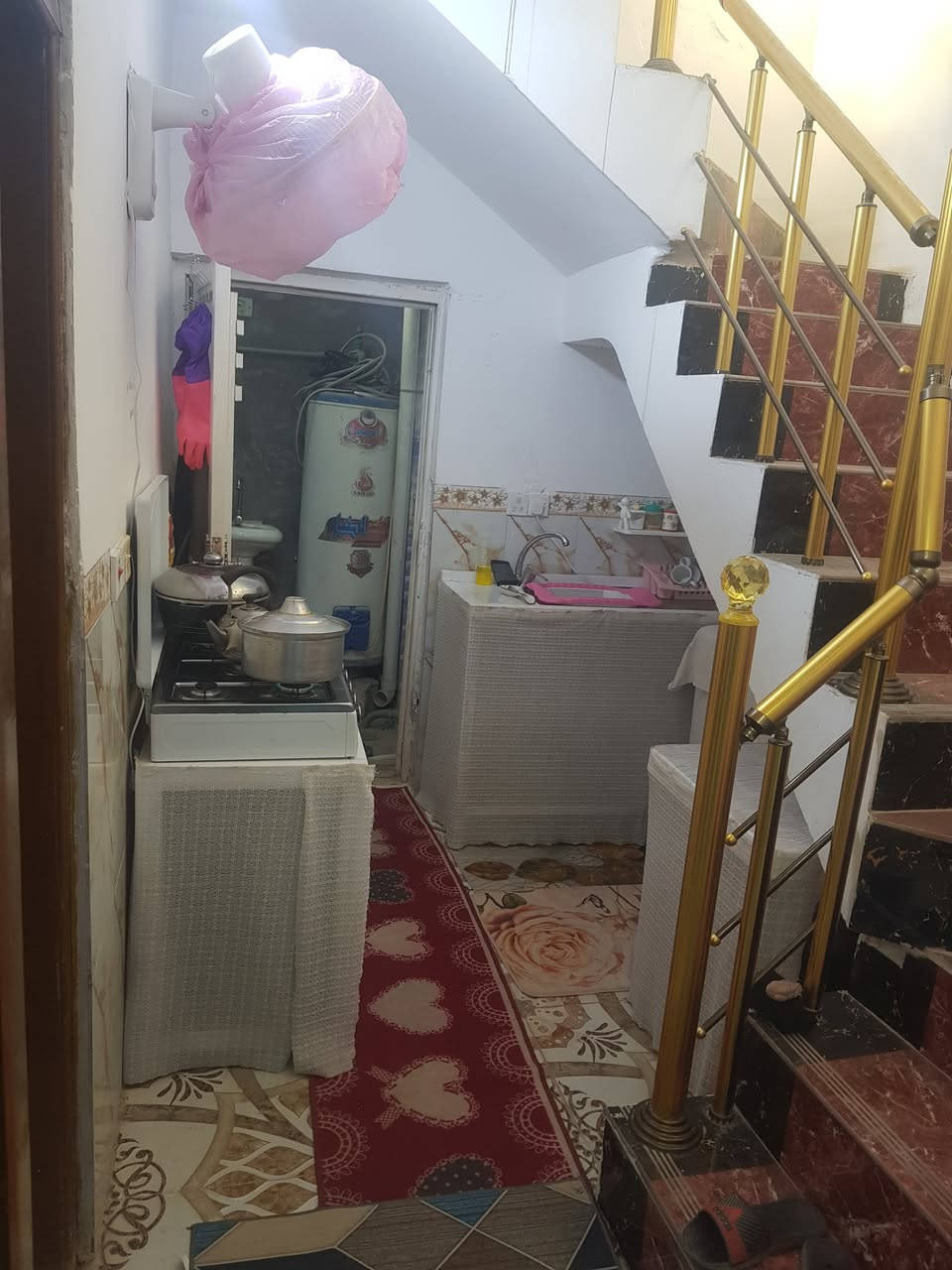 دار طابو صرف في حي العامل المنطقة السابعة سادس بيت عن شارع حي العامل بناء مسلح الارضية بورسلين والجدران سيراميك مع سقوف ثانوية   تتكون من طابقين الاول صالة كبيرة على احد جوانبها  كاونتر  وكذلك غرفة نوم بالاضافة الى صحيات عدد2 شرقي وغربي  الطابق الثاني غرفة نوم كبيرة بداخلها حمام وصحيات وصالة صغيرة. المساحة 65 م مربع. للاستفسار الاتصال على الرقم ***********
