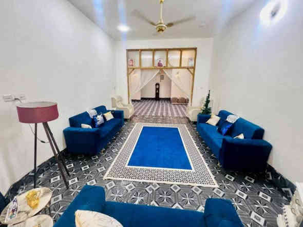 السلام عليكم 

يوجد قطعه مع دار المساحه700. واقع حال 1200

العنوان نادر الثالثه خلف معمل الغاز اكو شارع تبليط تدخل بي 

مسافه 300 متر ثالث بيت عا الشارع كافه الخدمات 

زراعي سند 25. تحويل مباشر 

السعر 250بي مجال. الاتصال على الارقام التاليه 
***********
